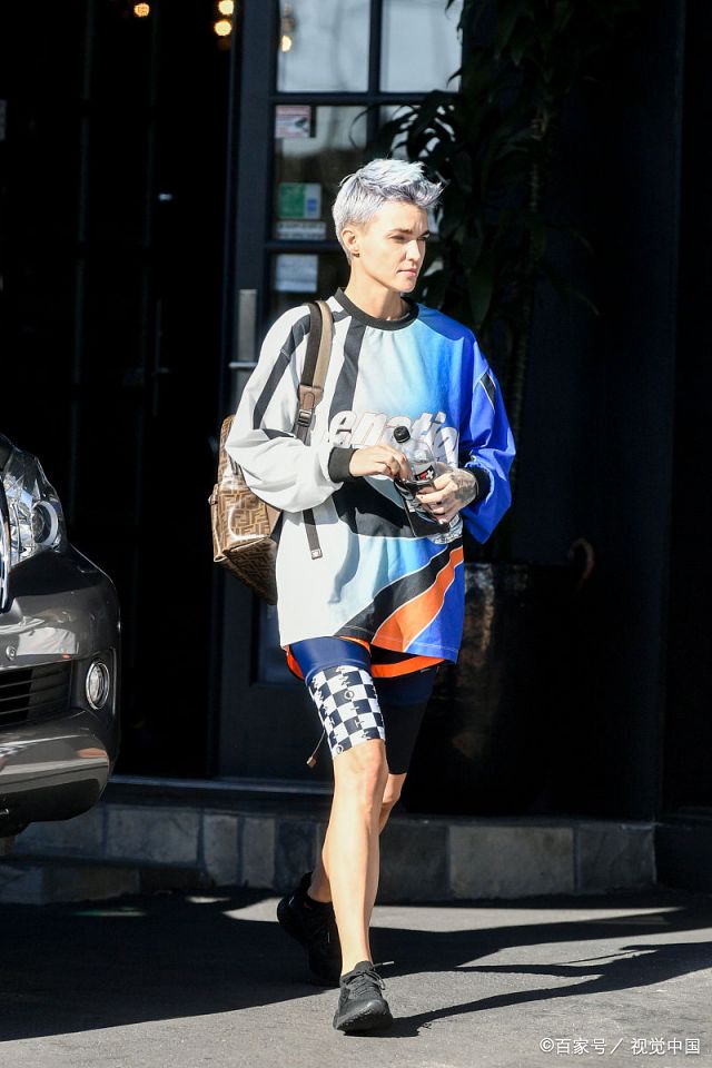 鲁比·洛斯现身街头,曾经被评为"全球最帅女星"的她身穿运动衫和短裤